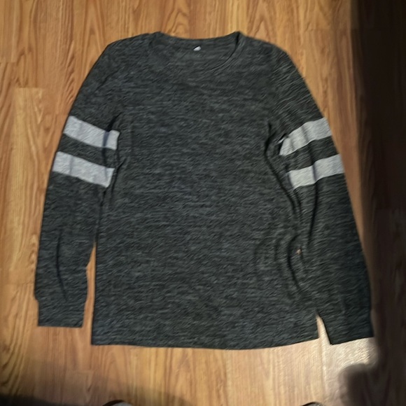 Tops - Soft gray long sleeve tee